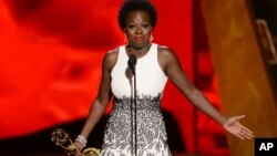 Viola Davis acepta el premio a la mejor actriz en una serie dramática por " “How to Get Away With Murder”.