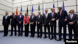 资料照-伊朗和世界六大国代表达成核协议后在联合国位于维也纳的办公大楼合影。