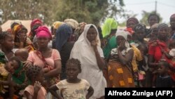 Des femmes déplacées assistent à une réunion le 11 décembre 2020 au Centre Agraire de Napala où des centaines de déplacés sont arrivés ces derniers mois sont abrités, fuyant les attaques d'insurgés dans différentes zones de la province de Cabo Delgado, dans le nord du Mozambique.