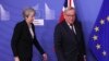 Le Premier ministre britannique Theresa May, à gauche, avec le président de la Commission européenne, Jean-Claude Juncker, avant une réunion au siège de l'UE à Bruxelles, le mercredi 20 février 2019. (AP Photo / Francisco Seco)