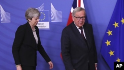 Le Premier ministre britannique Theresa May, à gauche, avec le président de la Commission européenne, Jean-Claude Juncker, avant une réunion au siège de l'UE à Bruxelles, le mercredi 20 février 2019. (AP Photo / Francisco Seco)