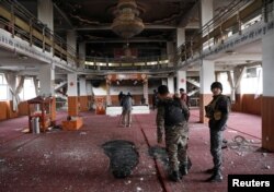 Personel keamanan Afghanistan memeriksa di dalam kompleks keagamaan Sikh setelah serangan di Kabul, Afghanistan. (Foto: Reuters)