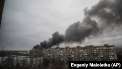 Posledice ruskog granatiranja Mariupolja (Foto: AP/Evgeniy Maloletka)