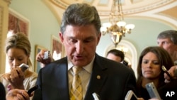 Senator Partai Demokrat Joe Manchin memberikan penjelasan kepada media di Gedung Kongres AS (9/4). 