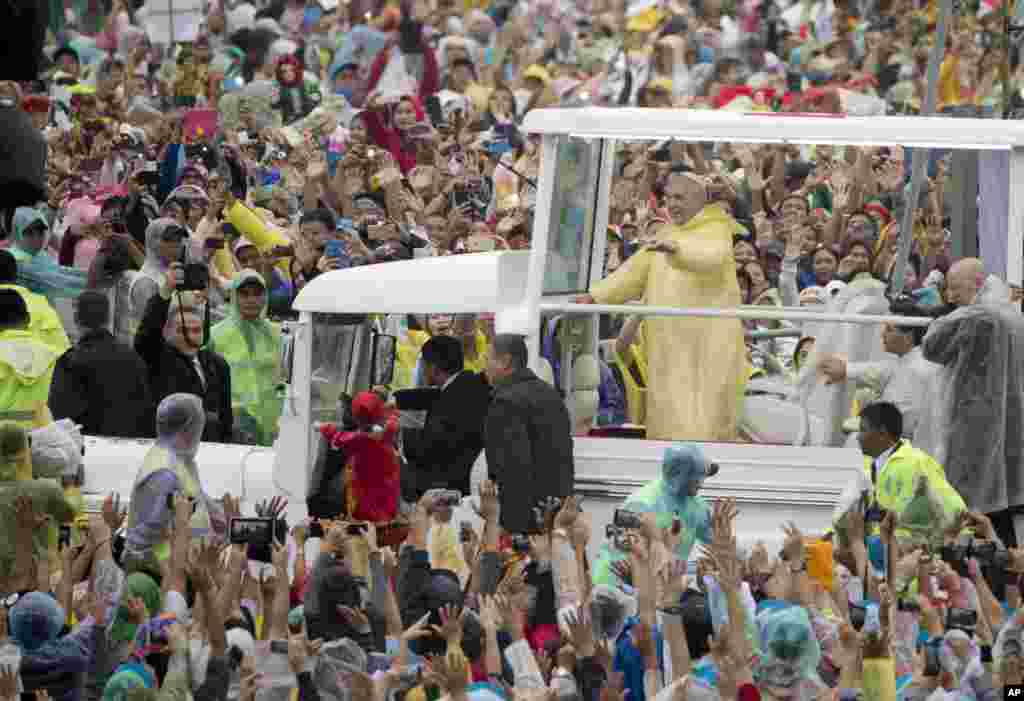 Singapore&#39;s Prime Minister Lee Hsien Loong uses his cell phone to photograph a young girl as other guests watch during a state arrival ceremony on the South Lawn of the White House in Washington.