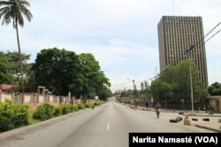 Le plateau est désert à cause de la mutinerie en cours, à Abidjan, en Côte d'Ivoire, le 15 mai 2017. (VOA/Narita Namasté)