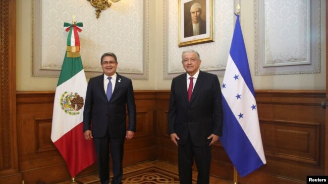 El presidente de México, Andrés Manuel López, y su homólogo hondureño, Juan Orlando Hernández, posan para una foto en el Palacio Nacional antes de la cumbre de la Comunidad de Estados Latinoamericanos y Caribeños (CELAC), en la Ciudad de México, México, el 17 de septiembre de 2021.
