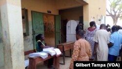 Le bureau de vote nº002 dans le quartier de Dutse Ahladji à la banlieue d'Abuja, le 23 février 2019. (VOA/Gilbert Tampa)