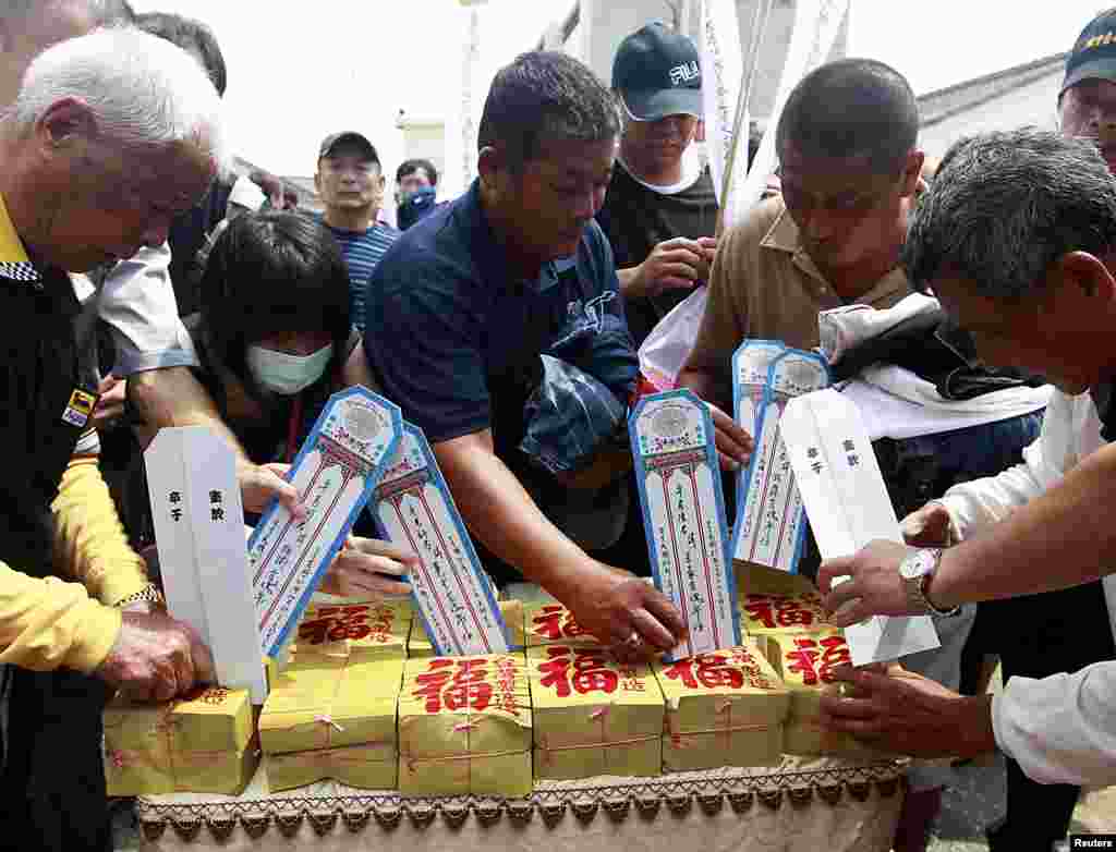 Relatives of passengers on board the crashed Transasia Airways plane prepare for a Daoist ceremony on Penghu, Taiwan, July 24, 2014. 