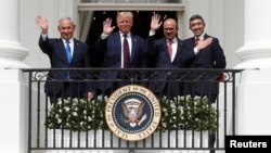 Ministre wa yambo ya Israel Benjamin Netanyahu (G), président Donald Trump ya Etats-Unis (2e G) na ministre ya Bahrein ya mambi ya bikolo bya bapaya Abdullah Bin Zayed bazali kopepa na Maison Blanche nsima na boyokani kati na Israel na Bahrein, Washington, 15 septembre 2020.