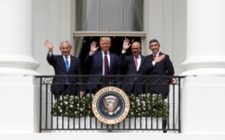 2020年9月15日以色列總理內塔尼亞胡(左一)，美國總統特朗普(左二)，巴林外交大臣阿卜杜拉蒂夫·本·拉希德·扎亞尼(右二)和阿拉伯聯合酋長國外交大臣阿卜杜拉·本·扎耶德·阿勒納哈揚(右一)在簽署《亞伯拉罕協議》儀式後從白宮陽台上揮手。