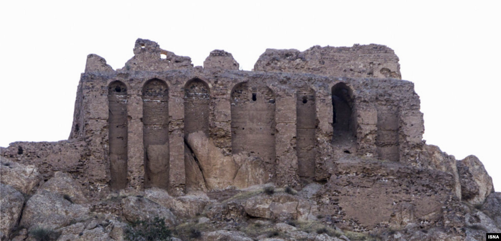 قلعه دختر یا قیز قلعه (به زبان آذری) یادگار تمدن ساسانیان که بر فراز ارتفاعات مشرف بر دریاچۀ ساوه قرار دارد. عکس: مجید نوری 