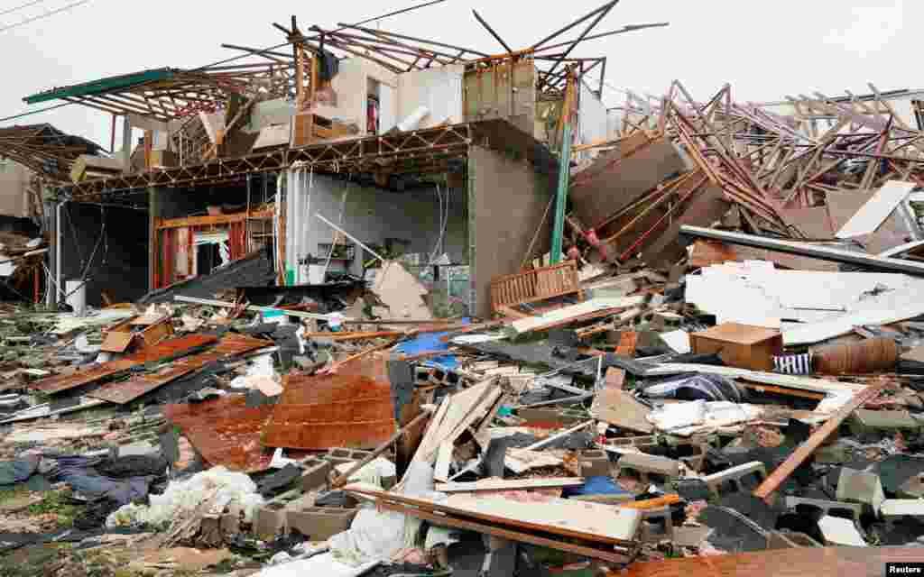 飓风前的一座公寓楼，飓风后的一堆残骸（8月26日）