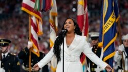 Pevačica Demi Lovato izvodi himnu SAD pre početka utakmice
