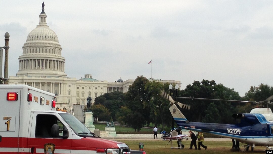 Korban penembakan dibawa masuk ke helikopter polisi di luar gedung Capitol, Kamis (3/10).