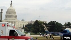 Korban penembakan dibawa masuk ke helikopter polisi di luar gedung Capitol, Kamis (3/10).