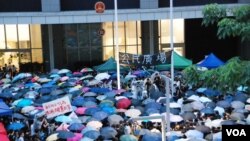 香港反國教運動由8月底開始連續10日佔領政府總部集會，最高峰有超過12萬人包圍政府總部