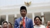 Presiden Joko Widodo (tengah) memberikan keterangan kepada wartawan di Istana Merdeka, Jakarta, 23 Oktober 2019. (Foto: dok).