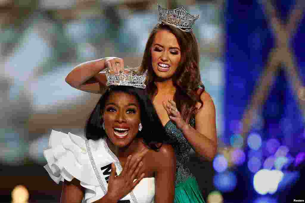 Miss New York Nia Imani Franklin has the tiara put on her by outgoing Miss America Cara Mund on stage in Atlantic City, New Jersey, Sept. 9, 2018.