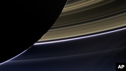 Esta imagen del 19 de julio de 2013 divulgada por la NASA muestra los anillos de Saturno y el planeta Tierra, vistos desde la nave espacial Cassini.