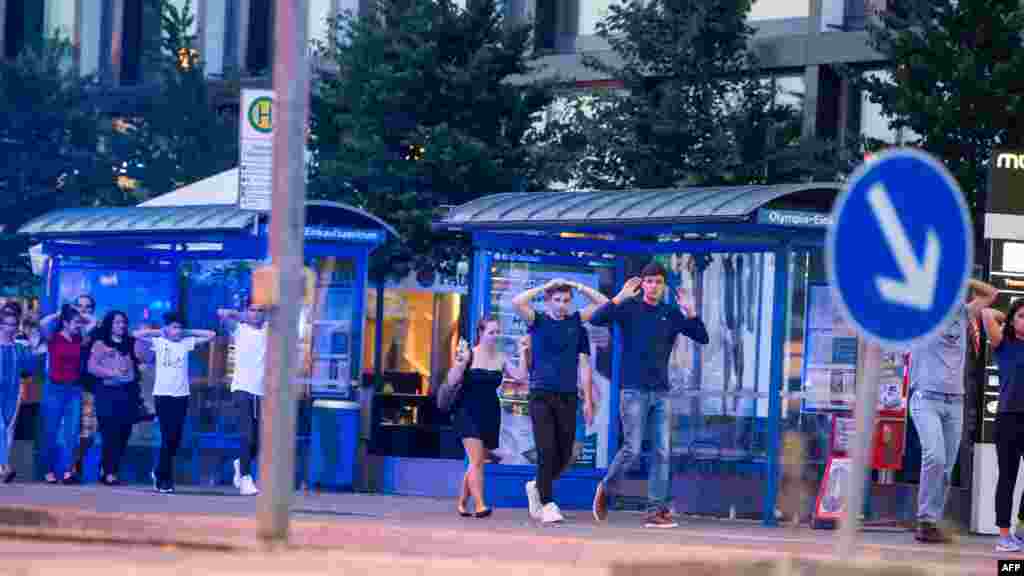 Des personnes évacuées d&#39;un centre commercial après une fusillade, le 22 juillet 2016 à Munich.