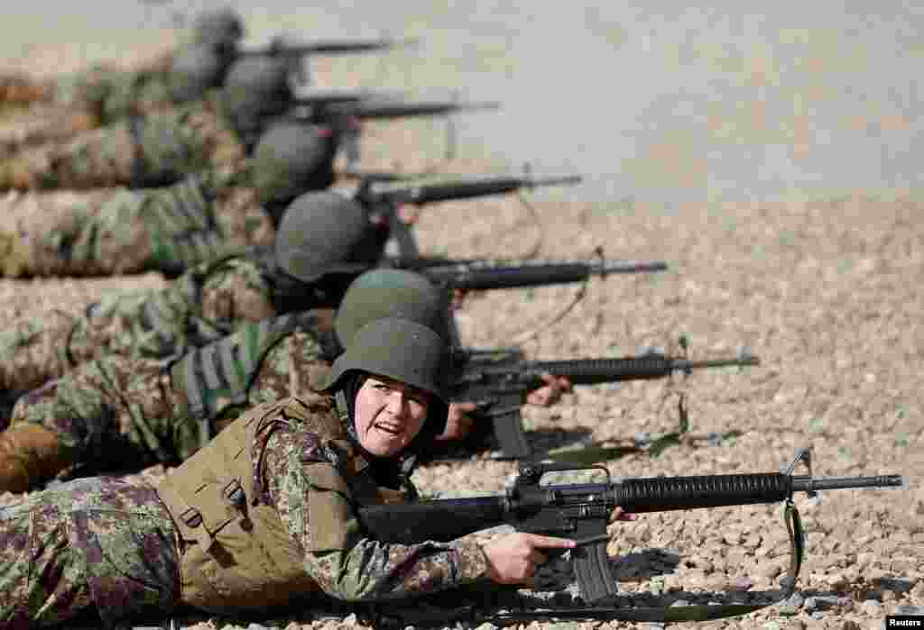 آموزش و تمرین تیراندازی سربازان زن در ارتش ملی&zwnj; افغانستان در کابل.