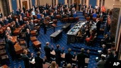 Los senadores estadounidenses prestan juramento antes del proceso de juicio político al presidente Donald Trump, en el Congreso en Washington. 16 enero de 2020. (Senate Television via AP)