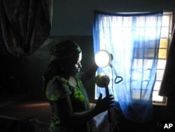 This solar-powered LED spotlight is tested in labor and delivery by a midwife.