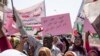 Les manifestants portent des affiches en arabe disant: "Libe
Les manifestants portent des affiches en arabe disant: "Liberté, justice et paix, et la révolution est le choix du peuple", lors du sit-in devant le siège de l'armée, à Khartoum, au Soudan, le jeudi 2 mai 2019.
