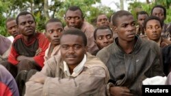 Para anggota pemberontak Kongo duduk bersama setelah menyerahkan diri kepada pasukan pemerintah Kongo (DRC) (5/11). 