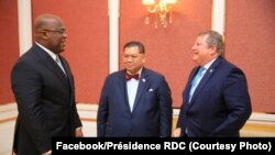 Le président de la RDC Félix Tshisekedi (à g.) discute avec l'envoyé spécial des Etats-Unis pour les Grands lacs Peter Pham (c) et l'ambassadeur américain en RDC Mike Hammer à Kinshasa, 13 février 2020. (Facebook/Présidence RDC)