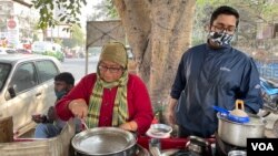 Anita Singh operates a food cart in New Delhi, but there are few customers as the city shutters partially. (Anjana Pasricha/VOA)