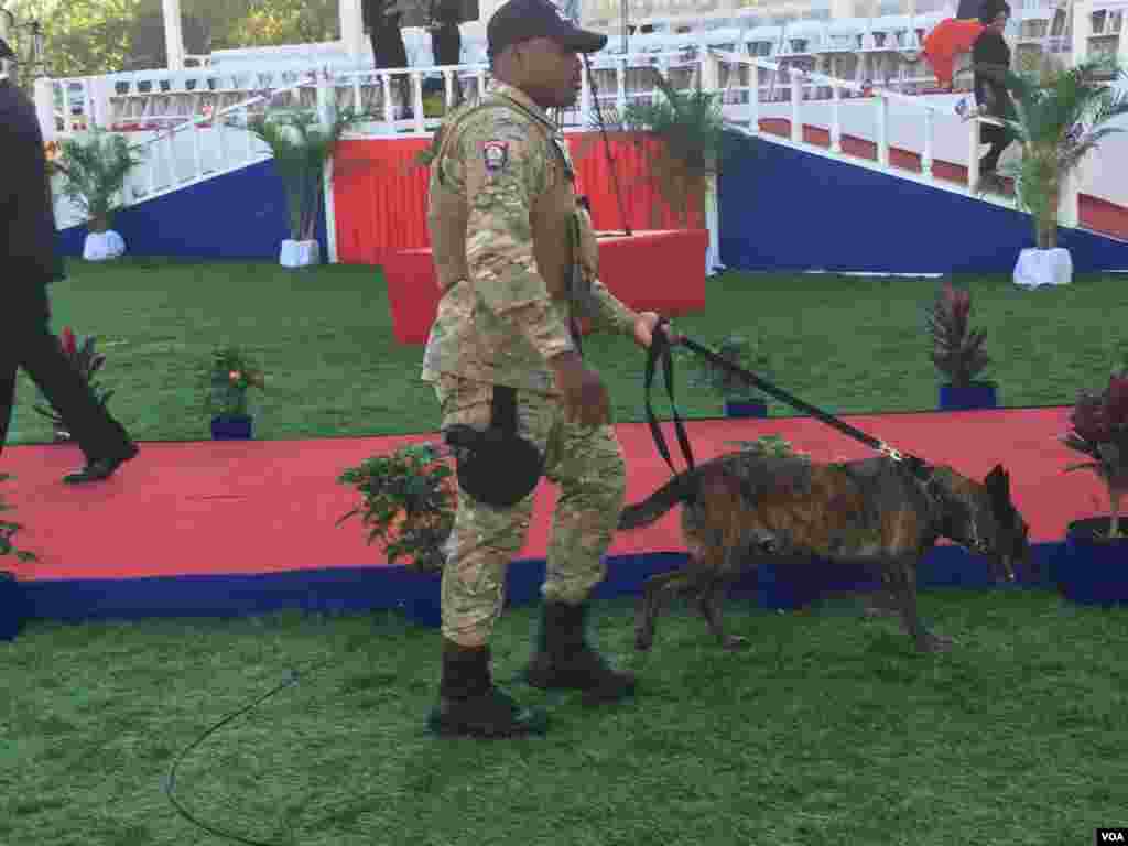Haitian policeman does a security check of the inaugural grounds ahead of Jovenel Moise's swearing-in ceremony in Port-au-Prince, Haiti. (Photo: VOA Creole Service)
