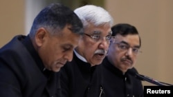 India's Chief Election Commissioner Sunil Arora (C) speaks as Election Commissioner Ashok Lavasa (L) and Sunil Chandra look on during a news conference in New Delhi, India, March 10, 2019. 