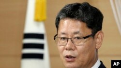 Menteri Unifikasi Korea Selatan Kim Yeon-chul saat mengumumkan rencana pengiriman 50 ribu ton bantuan beras ke Korea Utara, di Seoul, Korea Selatan, 19 Juni 2019.