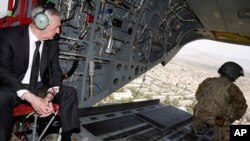 Menhan AS, Jim Mattis, memandang Kabul saat ia tiba dengan helikopter di markas besar operasi Resolute Support di Kabul, Afghanistan, Senin, 24 April 2017 (foto: Jonathan Ernst/Pool Photo via AP)