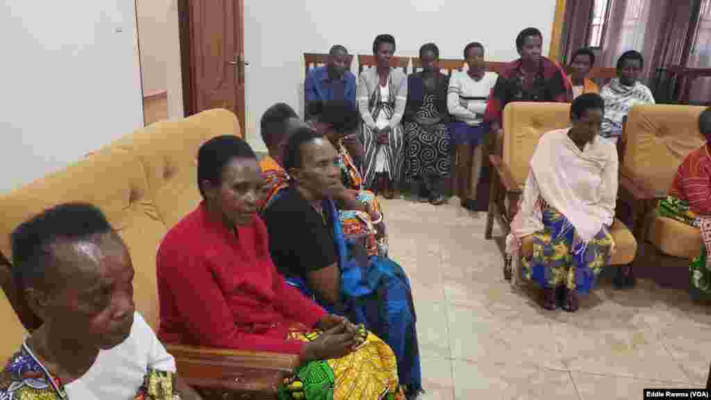 Bamwe mu babyeyi bagizwe incike na jenoside batuye mu nzu yabagenewe iri mu karere ka Bugesera mu ntara y'uburasirazuba bw'u Rwanda mu kiganiro n'umunyamakuru w'Ijwi ry'Amerika Eddie Rwema