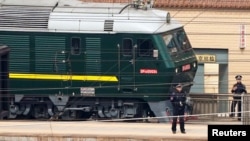 Китайська міліція біля північнокорейського поїзда на вокзалі в Пекіні