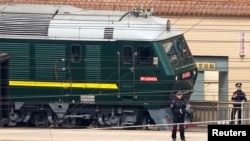 중국 방문을 마친 김정은 북한 국무위원장 일행을 태운 것으로 추정되는 열차가 27일 베이징 역을 떠나고 있다.
