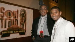 Don Cornelius (à gauche) et la devette R&B Usher, arrivent à la remise des prix Soul Train Music Awards, le 28 février 2005, à Los Angeles, Californie