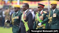 FILE: UMongameli Emmerson Mangagwa loRetired General Constantino Chiwenga bahlola ibutho eZimbabwe ngosuku lokunanza uzibuse. (AP Photo/Tsvangirayi Mukwazhi)