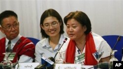 ကရင်အမျိုးသား အစည်းအရုံး အထွေထွေ အတွင်းရေးမှူး နှင့် ငြိမ်းချမ်းရေး အဖွဲ့ ခေါင်းဆောင် နော်စီဖိုးရာစိန် (ညာ) ငြိမ်းချမ်းရေး ဆွေးနွေးပွဲ အပြီး သတင်းစာ ရှင်းလင်းပွဲမှာ စကားပြောနေပုံ