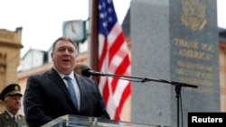 美國國務卿蓬佩奧在捷克共和國皮爾森的巴頓將軍紀念堂舉行的一次儀式期間發表講話。(8月11日)