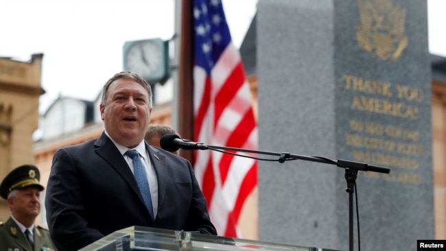 美国国务卿蓬佩奥在捷克共和国皮尔森的巴顿将军纪念堂举行的一次仪式期间发表讲话。(8月11日)