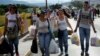 Người Venezuela đổ sang Colombia mua nhu yếu phẩm
