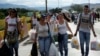 Warga Venezuela Berbondong Belanja ke Seberang Perbatasan