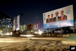 지난 9일 아프가니스탄 카불에 대선 후보들을 알리는 홍보 광고판이 설치됐다.