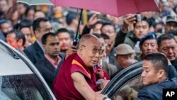 4일 인도 붐바이를 방문한 티베트의 정신적 지도자 달라이 라마가 인파에 둘러싸였다.