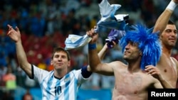 Argentina's Lionel Messi (L) and his teammate Pablo Zabaleta celebrate winning their 2014 World Cup semi-finals against the Netherlands in Sao Paulo July 9, 2014.