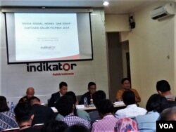 Lembaga survei Indikator Politik Indonesia melansir survei terbaru mengenai elektabilitas pasangan calon presiden-calon wakil presiden menjelang Pilpres 2019 di kantornya, Selasa (8/1). (VOA/Fathiyah)